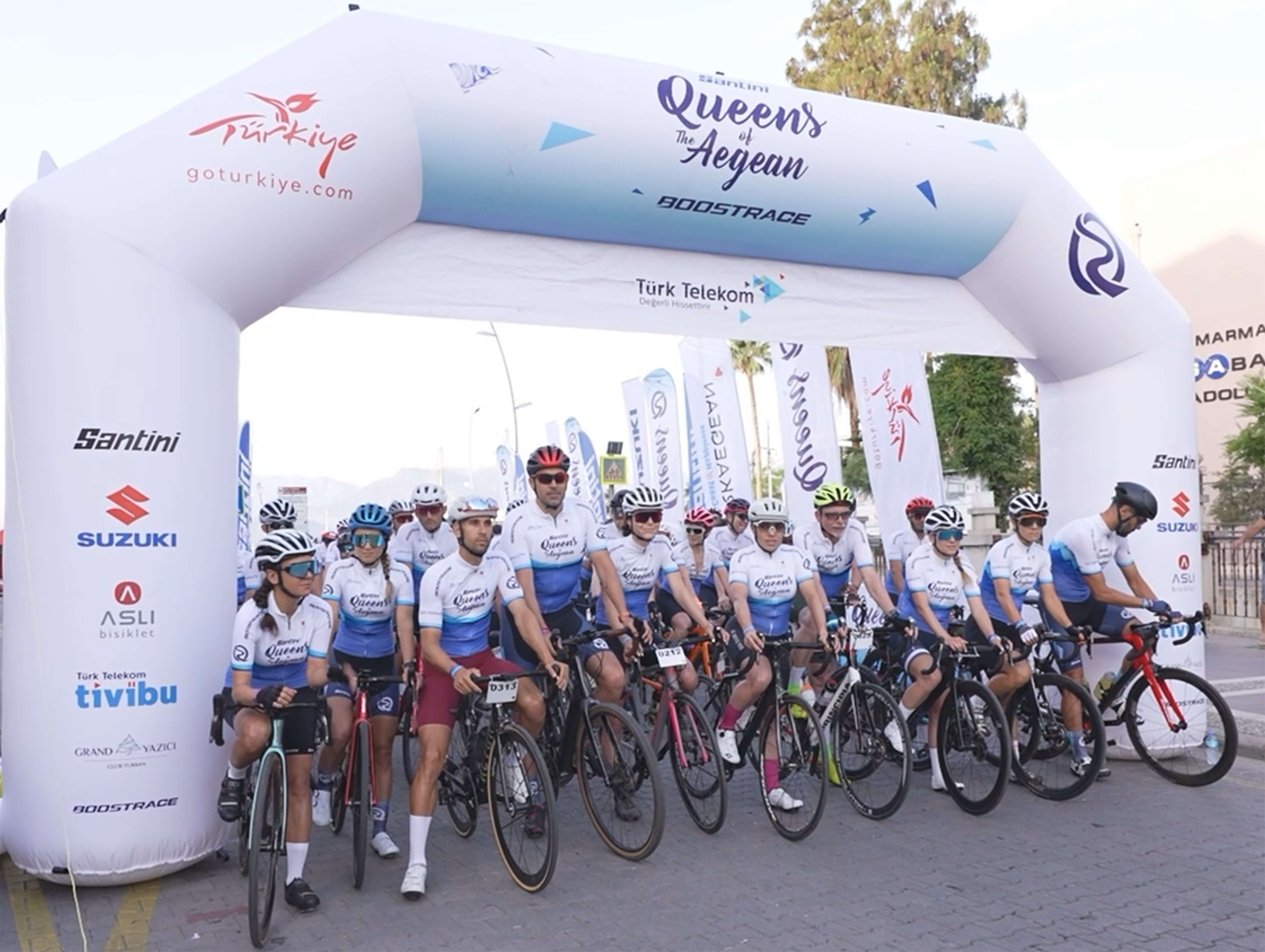 Türk Telekom sponsorluğunda Türkiye'de ilk kez düzenlenen bisiklet yarışlarının efsanesi 'Santini Queens of the Aegean' nefes kesti